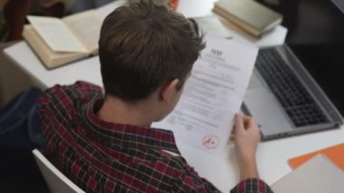 İçtenlikle okul projesi için mükemmel işareti sevindirici mutlu okul çocuğu