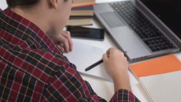 Niño cansado haciendo su lección hasta altas horas de la noche, mucha tarea, sistema educativo — Vídeo de stock