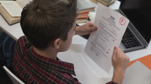 Шкільний учень засмутився поганою оцінкою тесту, поганою якістю системи освіти — стокове відео