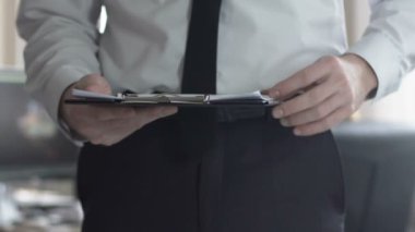 Çalışma koşulları incelemek iş sözleşmesi, okuma meşgul erkek muhasebeci