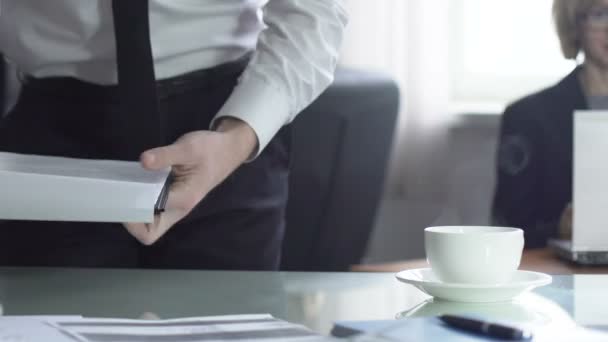 Abogado leyendo expediente del cliente en la oficina, hombre de negocios bebiendo taza de café — Vídeos de Stock