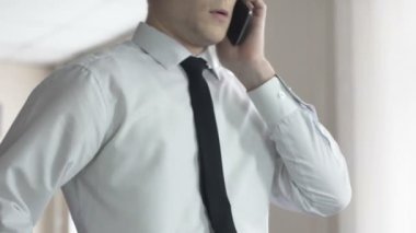 Yardımcısı telefon, iş stresi, bağıran kızgın erkek patron sözleşme hatası