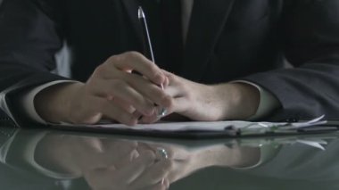 Mali İşler Müdürü el sözleşme hakkında düşünme kalem ile karar verme