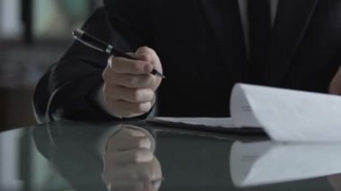 Başarılı bir müzakere sonra anlaşmayı kabul sözleşme imzalama işadamı