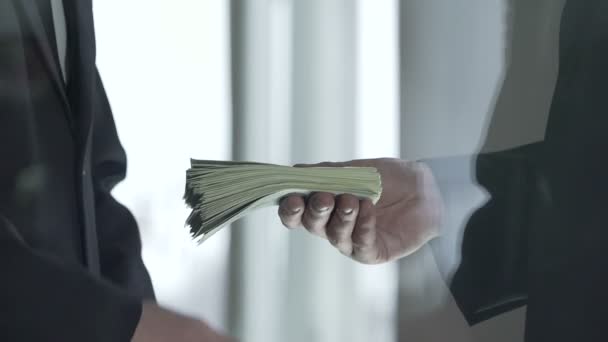 Diretor de escritório tomando notas de dólar grande quantidade após a saída do negócio, venda da empresa — Vídeo de Stock
