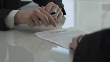 İş adamı müzakere toplantı odası, işbirliği içinde satın alma sözleşmesi imzalama