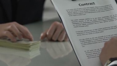 Yatırım nakit tablo ile şirket müdürü imza kağıt anlaşma, anlaşma