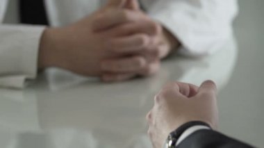 Aşılar satın almak için para için tıbbi bilim adamı veren işadamı, bağış