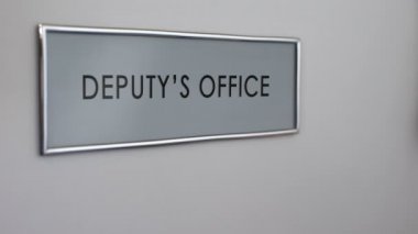 Yardımcısının office kapı, el vurma closeup, yönetmen bağımlı, politikacı
