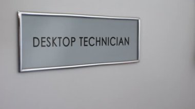 Masaüstü teknisyen ofis, el vurma closeup, bilgisayar bakım, onarım