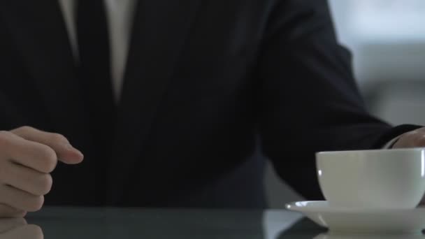 Jefe de la compañía disfrutando del espresso en la oficina y tomando papeles de las manos del secretario — Vídeo de stock