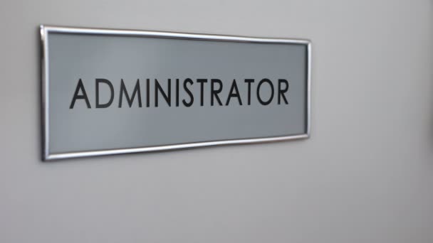Drzwi do biura administratora, robotnik ręka pukanie, etyka korporacyjna, biurokracja — Wideo stockowe