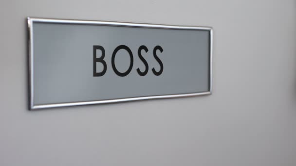 Boss office deur, secretaris hand kloppen close-up, documenten voor ondertekening — Stockvideo