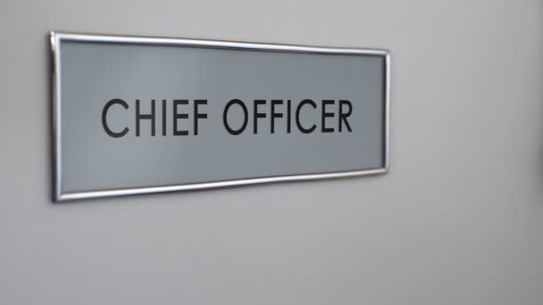 Chief officer dörr, hand knackar närbild, ekonomichef, ledande position — Stockvideo