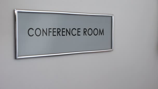 Konferenční místnost dveře, ruční klepání closeup, obchodní jednání, pracovní setkání — Stock video