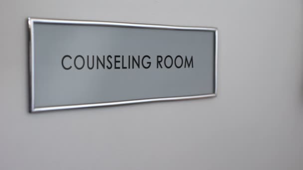 Counseling kamer deur, hand kloppen close-up, gezinstherapie, steungroep — Stockvideo