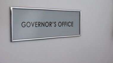 Vali office kapı, portre, genel resmi temsilcisi çalıyor el