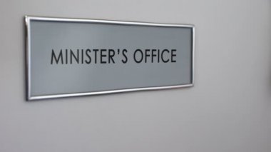 Bakanı office kapı, el vurma closeup, hükümet üyesi, siyasetçi
