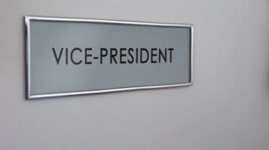 Başkan Yardımcısı office kapı, el vurma closeup, iş lideri, politikacı