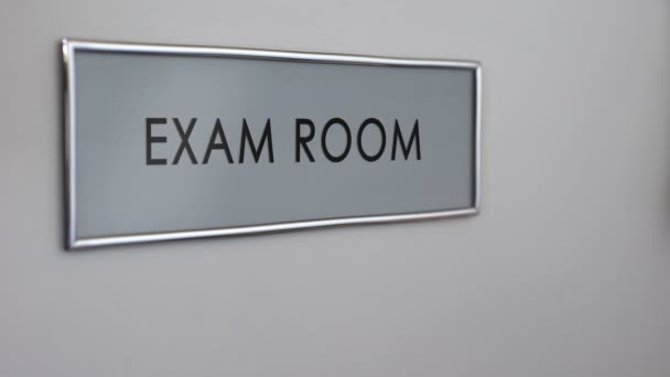 Puerta de la sala de examen, estudiante universitario mano preñada primer plano, pruebas de conocimiento — Vídeo de stock