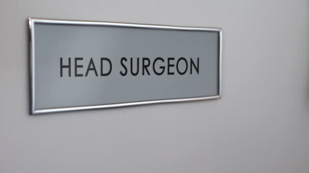 Drzwi do biura chirurg głowy, dłoń puka, zbliżenie, Chirurgia plastyczna, operacji — Wideo stockowe