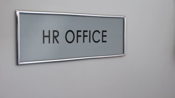 HR kontor dörr, hand knackar närbild, intervjua kandidater, sysselsättning — Stockvideo