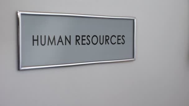 Πόρτα γραφείου ανθρωπίνων πόρων, χέρι χτυπά closeup, ανταγωνισμός για τη θέση — Αρχείο Βίντεο