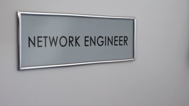 Netwerk engineer office deur, hand kloppen close-up, databasebeheerder — Stockvideo