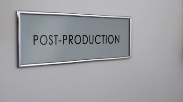 Porte de bureau de post-production, gros plan frappant à la main, industrie de la télévision, montage — Video