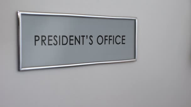 Dveře kanceláře prezidenta, ruku srazil closeup, hlava státu, politický vůdce — Stock video