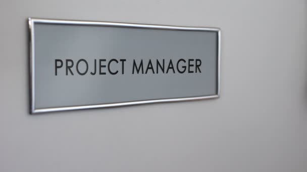 Drzwi do biura Menedżer projektu, dłoń puka zbliżenie, rozwój strategii biznesowej — Wideo stockowe