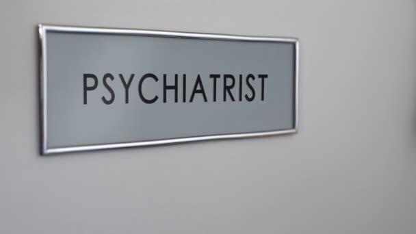 精神科医の部屋のドア、ノック, クローズ_アップ, うつ病の治療患者の手 — ストック動画