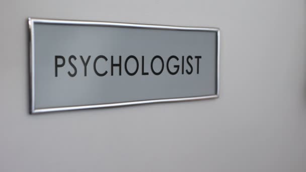 Ψυχολόγο την πόρτα του δωματίου, ασθενή χέρι χτυπά closeup, ψυχική ασθένεια συμβουλές — Αρχείο Βίντεο