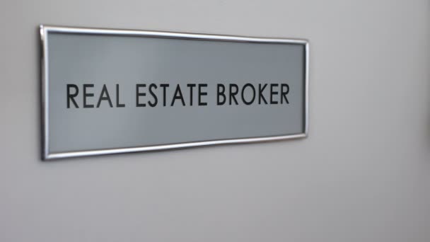 Real estate broker office dörr, hand knackar närbild, lägenhet Köp affär — Stockvideo