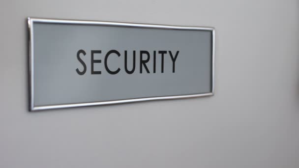 Porte du bureau de sécurité, frappe à la main, système de surveillance, identification — Video
