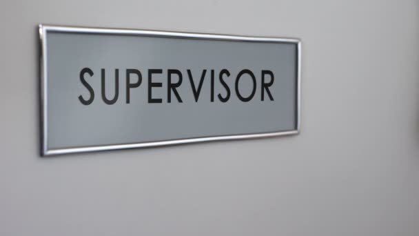 Supervisor porta do escritório, mão batendo closeup, controle de qualidade do trabalho, autoridade — Vídeo de Stock