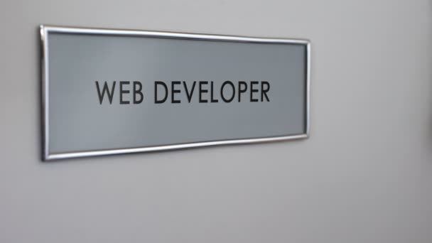 Web developer γραφείο πόρτα, χέρι χτυπά closeup, κωδικοποίηση του λογισμικού προγράμματος — Αρχείο Βίντεο