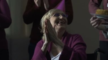 Büyükanne alkışlayan eller 70 doğum günü partisi, Aile gelenekleri üzerinde gülümseyen