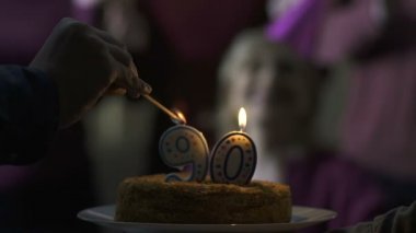 Erkek el ışık mumlar pastayı 90 yaşında anne doğum günü, aile bakımı için