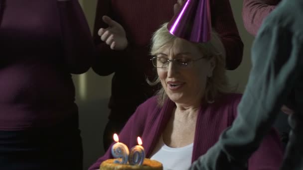 Boldog asszony Elfújta a gyertyát a sütemény és hogy kívánság, 90 birthday, szórakozás — Stock videók