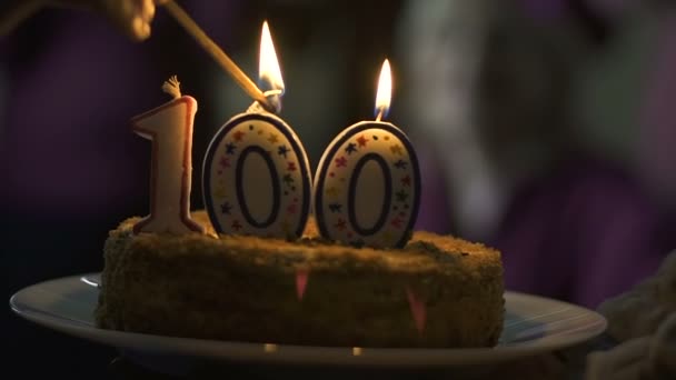 Kézi világító gyertyák 100 a torta, a cég évforduló megünneplése, a szertartás — Stock videók