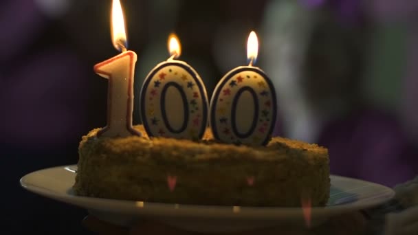 Velas ardiendo en el pastel de 100 aniversario, número de suscriptores, éxito de la empresa — Vídeo de stock