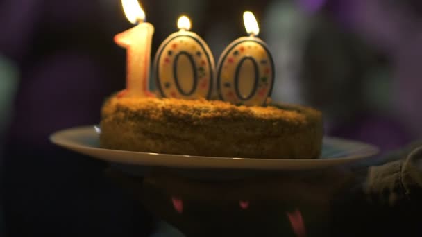 Amigos dando pastel de cumpleaños sonriendo mujer mayor, 100 aniversario de celebración — Vídeos de Stock