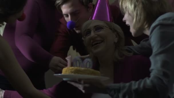 Netos abraçando velha mulher feliz em 100 festa de aniversário, proximidade familiar — Vídeo de Stock
