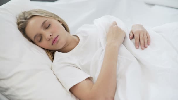 Jonge mooie vrouw slapen rustig in slechte, comfortabele orthopedische matras — Stockvideo