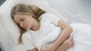 Uyuyan güzel rahat yatak çarşafları, gevşeme zamanı dreaming, kurtarma