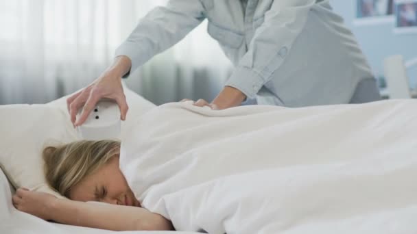 Problemas hija adolescente no quiere despertarse por la mañana, tarde para la escuela — Vídeo de stock