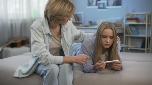 Embarazo Adolescente Apoyo En Situación Difícil Los Padres Hija Muestra El Resultado De La Prueba