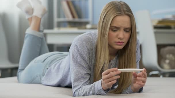 Zwei Streifen auf Schwangerschaftstest, Teenager-Mädchen erfährt über Baby, Angst — Stockvideo