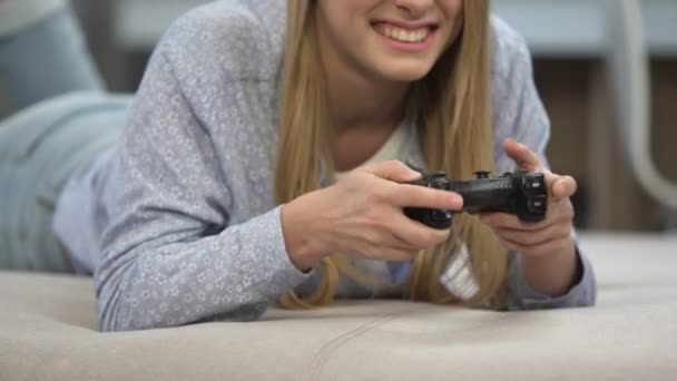 Meisje met joystick thuis spelen en verliezen in virtuele spel, verstoord door storing — Stockvideo